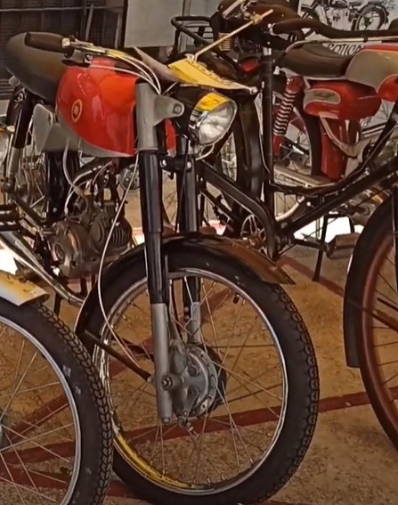 Motos en la concentración de la Feria de Coleccionismo de Sevilla Motocicletas antiguas de España